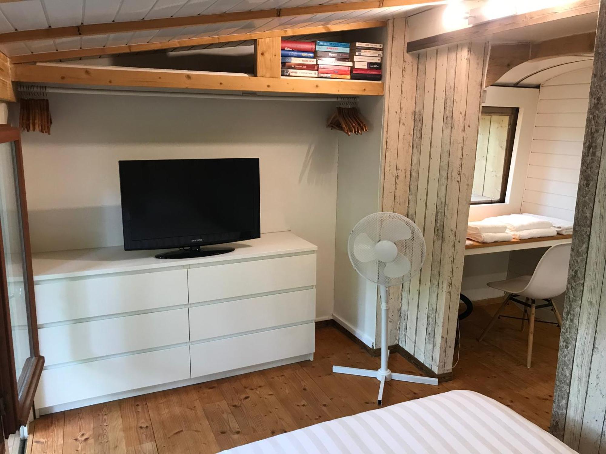 Bus Atypique Au Bord Du Canal Du Midi Et Au Coeur D'Une Foret 2 Chambres Villepinte  Екстериор снимка